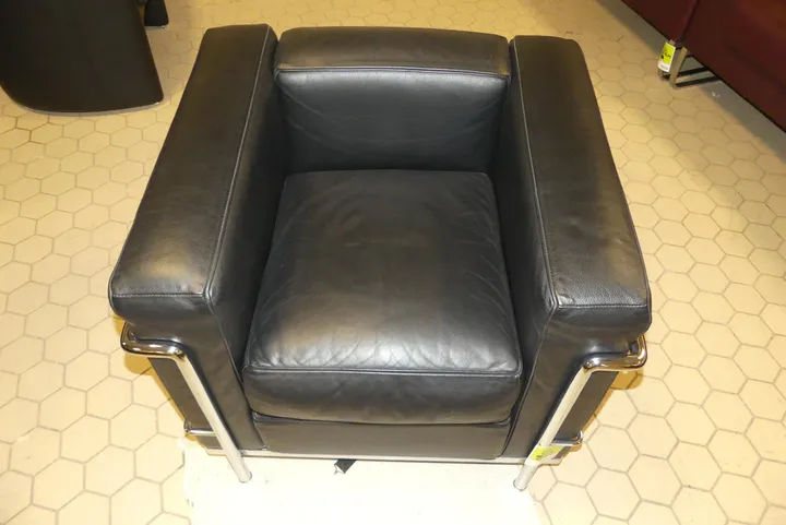 Cassina - Sessel Modell: Le Corbusier / Maße in cm ca. 75 x 70 x 60